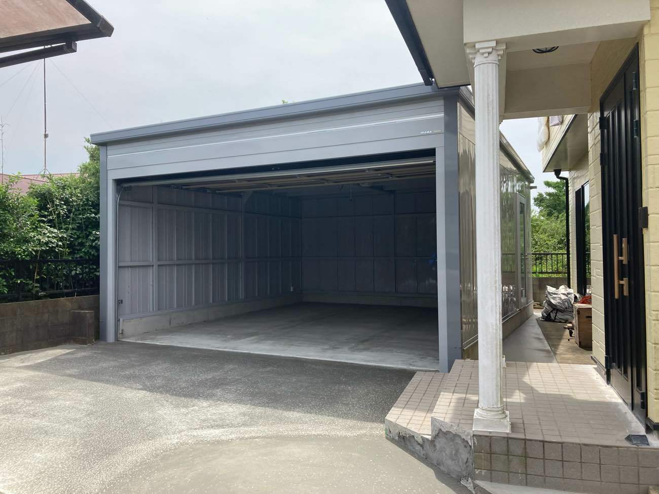 愛車のスポーツカーのため防犯性の高いガレージに